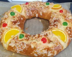 Step <p>Vuelva a colocar el roscón en el horno en el segundo carril, empezando por abajo, suba la temperatura del horno a 180º C y deje hornear 20-22 minutos. </p> illustration