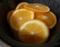 Step <p>Lava y seca perfectamente las naranjas y córtalas en rodajas muy finitas, aproximadamente 3mm.</p><p>Vierte el agua y el azúcar en el vaso, coloca en su posición el cestillo y coloca las rodajas de naranja dentro. Tapa, y programa 30 min/ tº varoma/ vel 4<br />
</p><p>Saca el cestillo del vaso con las naranjas y deja reposar unos 20 minutos</p> illustration