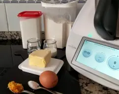 Step <p><span style="font-weight: normal;">Incorpora todos los ingredientes en el vaso, excepto la harina y la levadura, y </span>mezcla 1 min/ 50ºC/ vel 3.</p><p><span style="font-weight: normal;">Añade la mitad de la harina y la levadura y mezcla</span> 20 seg/ vel 6</p> illustration