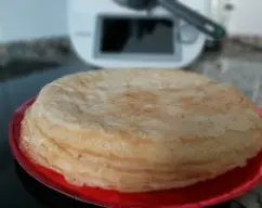 Step <p><span style="font-weight: normal;">Si no se consumen pronto, es recomendable al sacarlas de la sartén dejarlas enfriar encima de un paño o mantel, antes de apilarlas en un plato. La masa de las filloas se puede hacer con el caldo limpio colado (caldo resultante de cocer la carne del cocido gallego), o bien se puede hacer de agua con sal o bien hacer una mezcla de agua y leche, aunque así se parecerá más a una crêpe y no a una filloa.</span></p> illustration