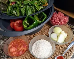 Step <h5>Corta la parte superior de los tomates y vacíalos con una cucharita. Reserva la pulpa de tomate en el cestillo.</h5> illustration