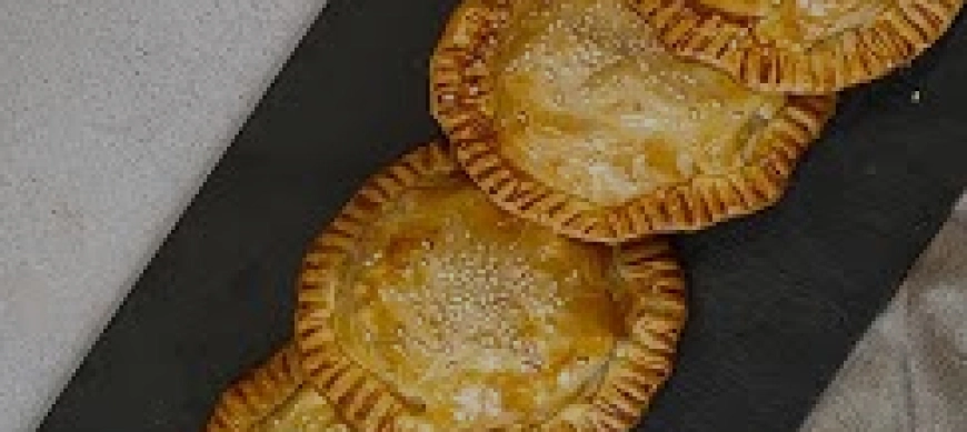 EMPANADILLAS DE PULPO CON QUESO DE CABRA Y CEBOLLA CARAMELIZADA