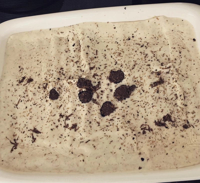 Una lasaña cremosa, pollo, setas, trufa...