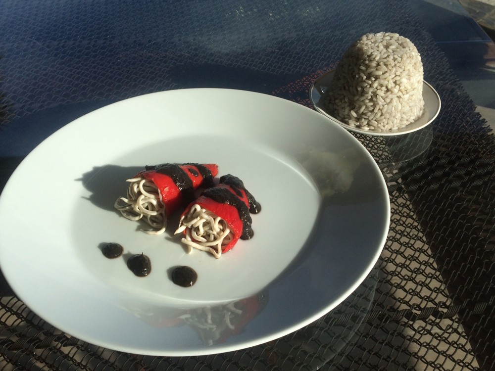 Pimientos del piquillo rellenos de gulas. Un entrante navideño económico y sabroso.