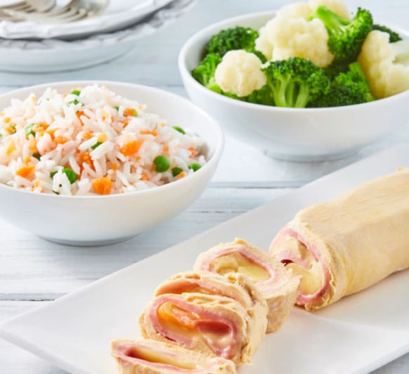 Menú completo: Arroz blanco y rollitos de pollo con verduras