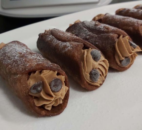 CANUTILLOS AL CACAO RELLENOS DE CREMA DE CAFÉ