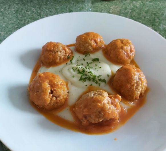 ALBONDIGAS CON TOMATE Y PURÉ DE PATATA EN COCCIÓN LENTA