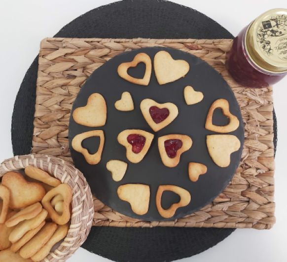 GALLETAS CON CORAZÓN DE MERMELADA